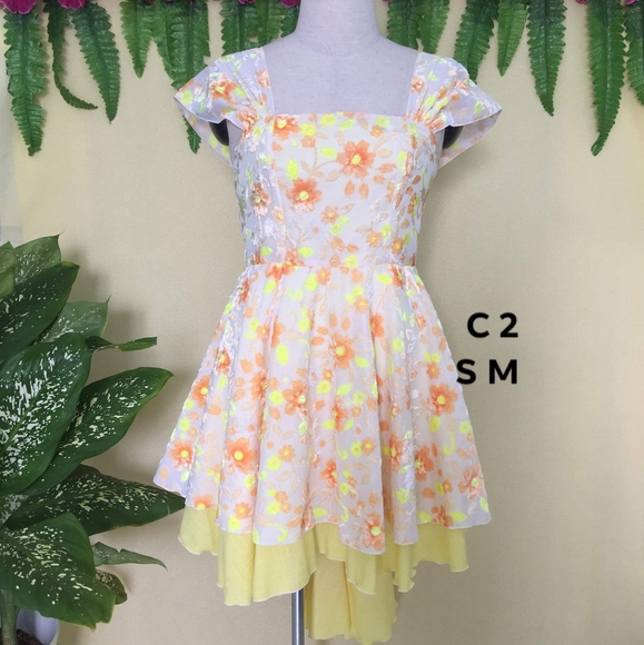 dresses - Picture 1 of 3